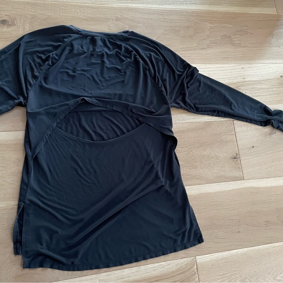 UA Women’s Long Sleeve Cut Out Athletic Top - Picture 2 of 6